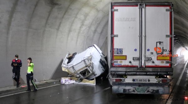 Devrilen TIR tüneli tıkadı, trafik felç oldu