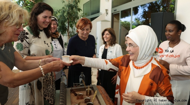 Emine Erdoğan, liderlerin eşleriyle birlikle
