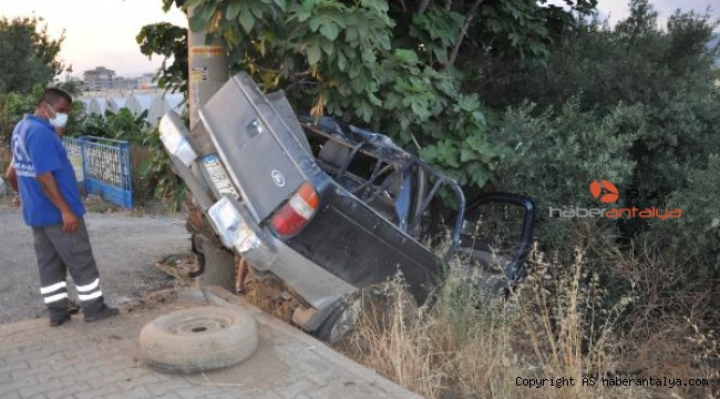 Gazipaşa'da kamyonet direğe çarptı !