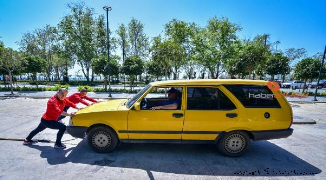Güreşçi kardeşler, otomobil iterek güç depoluyor