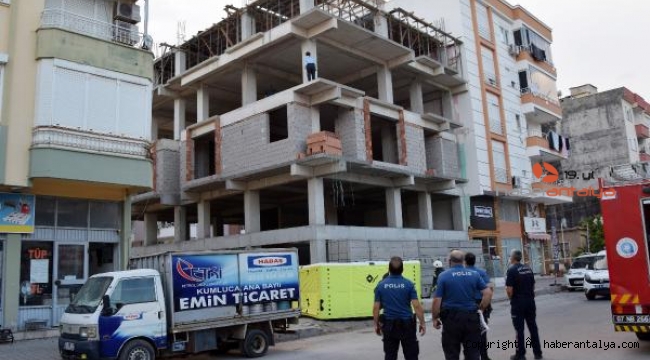 İntihara kalkışan kadını polis vazgeçirdi, çevredekiler canlı yayın yaptı !