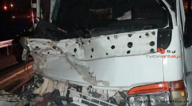 Kamyonet TIR'a çarptı: 2 yaralı