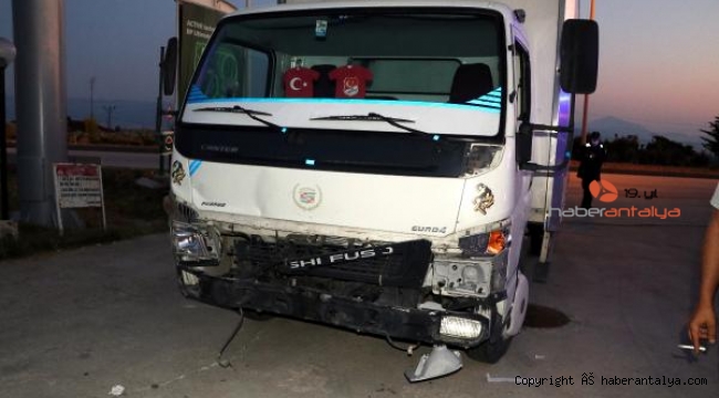 Kamyonetle otomobil çarpıştı: 3'ü çocuk 7 yaralı !