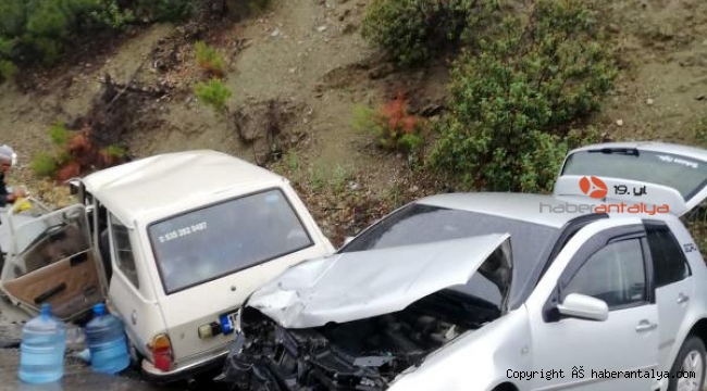 Kayganlaşan yolda otomobiller birbirine girdi
