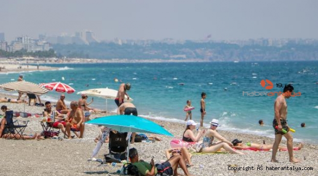 Kısıtlamadan muaf turistlerin deniz keyfi