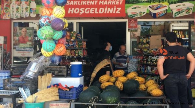 Marketten 8 yıl önce aldıkları için zarfla 500 lira bırakıp, helallik istedi