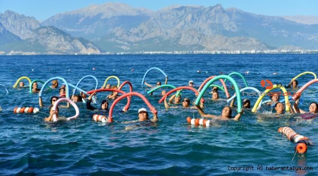 Mavi bayraklı plajda su cimnastiği