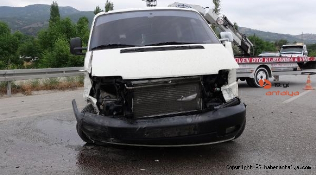 Minibüs bariyere çarptı, sürücü yaralandı