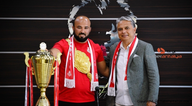 Okulu, Gürbüz'ü devirdi altın kemerin sahibi oldu