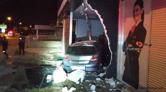Otomobil iş yerine kafalama daldı !