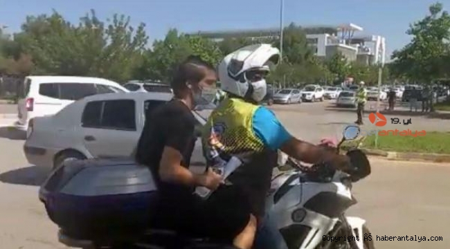 Polisler öğrenciyi sınava yetiştirip, aracın patlayan lastiğini değiştirdi