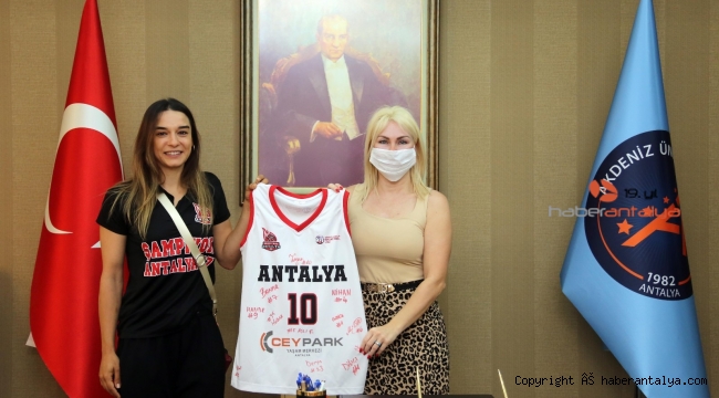 Rektör Özkan şampiyon kadın basketbolcuları ağırladı; 'Hem diploma hem kupa'