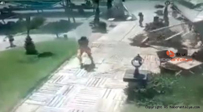Rüzgarda havuz başındaki şemsiyeler uçtu !