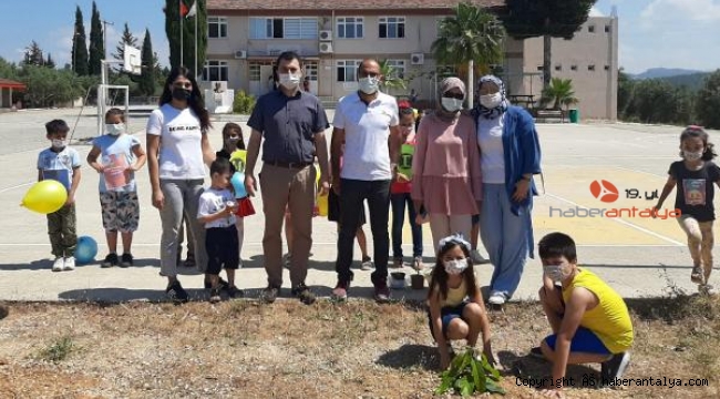 Sabırla büyüttükleri fidanları okulun bahçesine diktiler