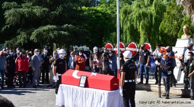 Şehit polis için tören; anne ve babası selam durdu !