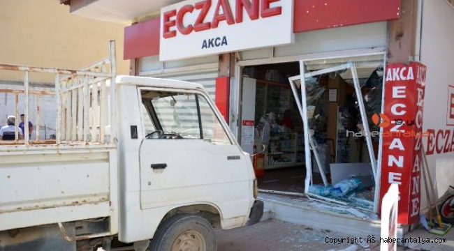 Tartıştığı kardeşinin eczanesine kamyonetle daldı !