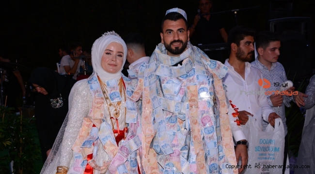 Üç kez ertelenen düğünde gelin ve damadı paraya boğdular