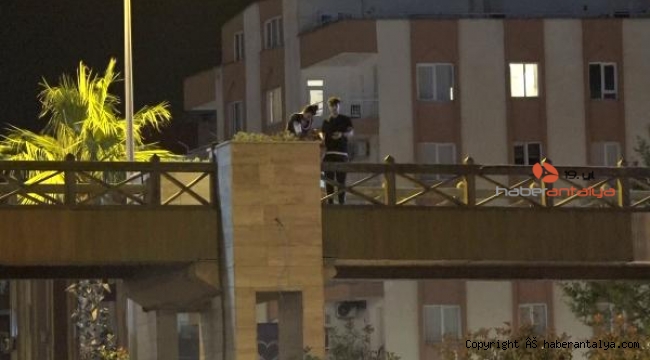 Üst geçite çıkan kadın, trafiği birbirine kattı