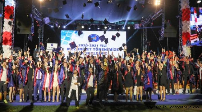 Akdeniz Üniversitesi'nde mezuniyet heyecanı