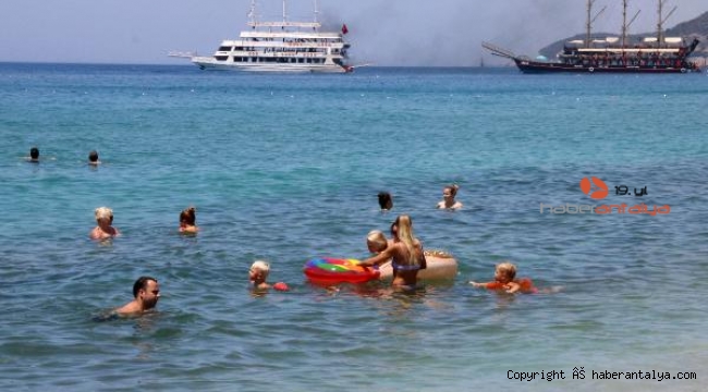 Alanya'da tatilciler denize girip, turistik yerleri gezdi