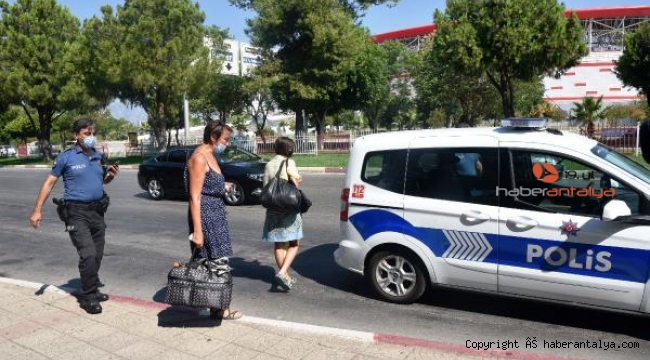 Anne ile kızı otobüsten indirildi, polis otele bıraktı