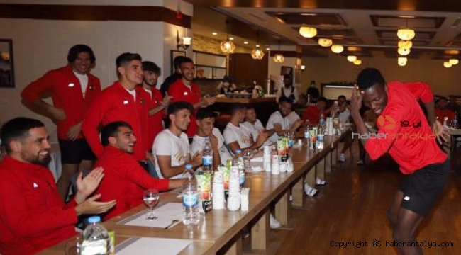 Antalyaspor'da, geleneksel 'çaylak' eğlencesi