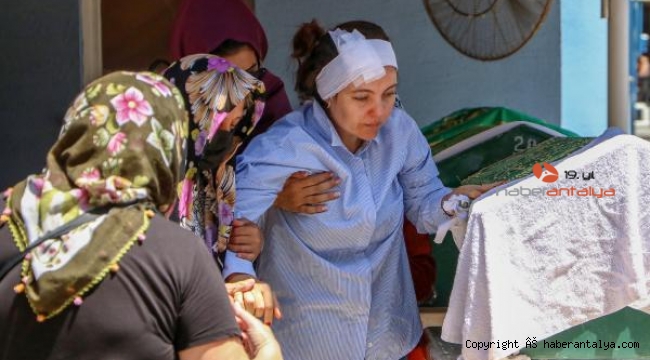 Başı sargılı, yüreli acılı eş, kocasını son yolculuğuna uğurladı