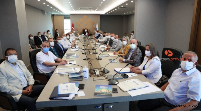 Başkan Böcek, bürokratları ile toplantı yaptı; 'Azimle devam edeceğiz'