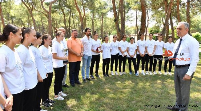 Başkan Esen, Türkiye şampiyonu hentbolcularla buluştu