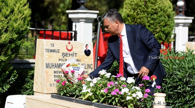 Başkan Uysal, şehit kabirlerini ziyaret edip çiçek bıraktı