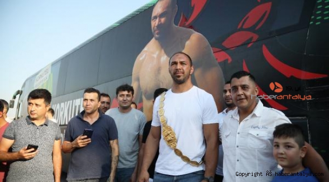 Başpehlivan Gürbüz'e, coşkulu karşılama