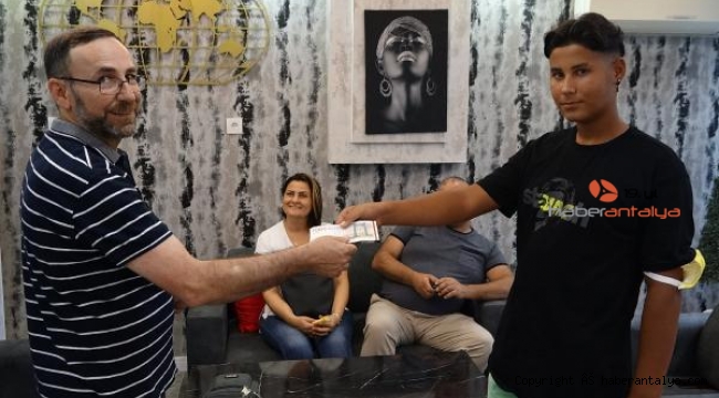 Bulduğu, içinde 20 bin kron olan çantayı, polise teslim etti