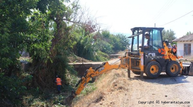 Büyükşehir Kumluca'da kanal temizliği yapıyor