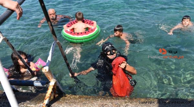 Deniz dibi temizliği için daldılar