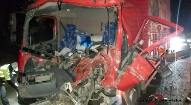 Döşemealtı'da feci kaza; Kamyon TIR'a çarptı