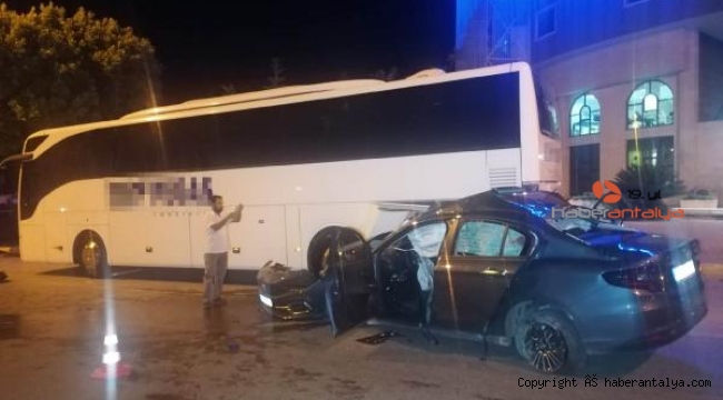 Feci kaza ! Otomobil önce refüje, ardından otobüse çarptı: 1 ölü, 2 yaralı