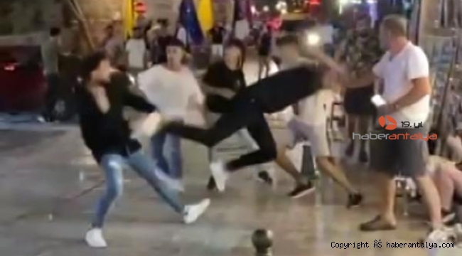 Gençlerin tekmeli yumruklu kavgası !