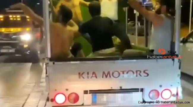 Kamyonet kasasında dans eden gençlerin tehlikeli yolculuğu