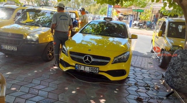 Kemer'de taksi ve otobüs duraklarında dezenfekte ve ilaçlama çalışmaları sürüyor