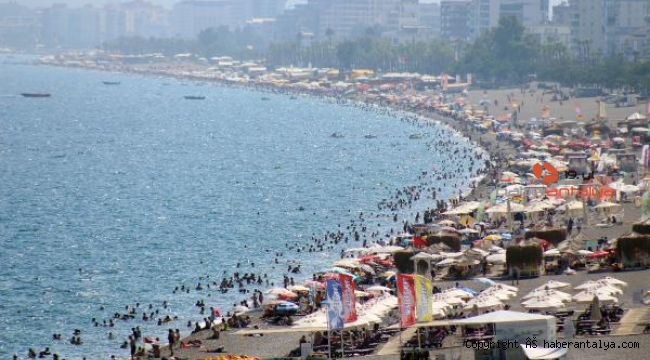 Konyaaltı Sahili'nde iğne atsan yere düşmez