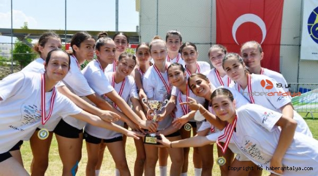 Konyaaltı'nın 'yıldızları' namağlup şampiyon