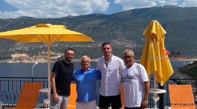 Merih Demiral Kaş'ta tatil yaptı