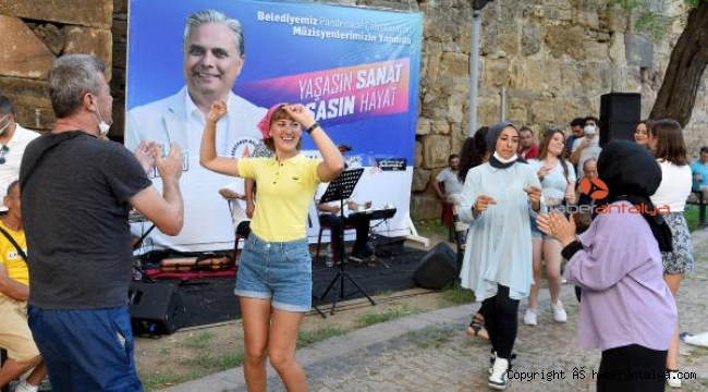 Müzik, Antalya sokaklarında yankılanmaya devam ediyor