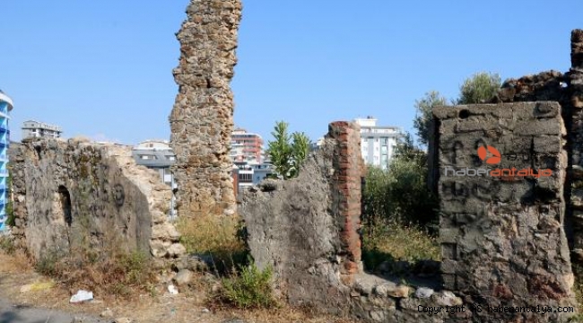 Tarihi duvarlar müsvedde kağıt gibi !