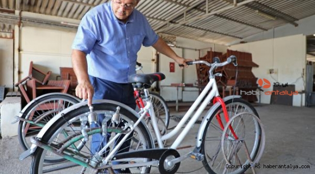 Pedallar telefon şarjı için dönecek