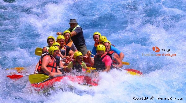 Rafting botları Köprülü Kanyon'u renklendirdi