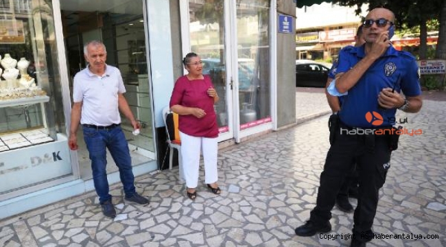 Soyguncu, kuyumcuyu bıçakladı; 2 kilometre kovalayan oğluna yakalandı !