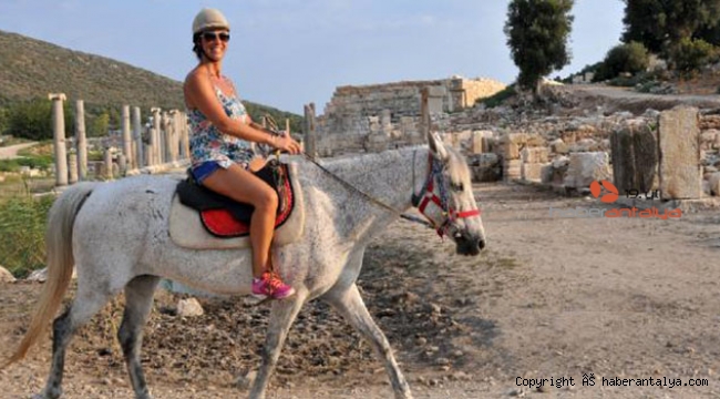 Turistlere tarih ve doğa manzaralı at turu