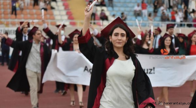 Üçüz doktorların diploma gururu