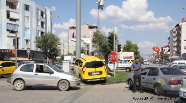 3 aracın karıştığı kaza ucuz atlatıldı